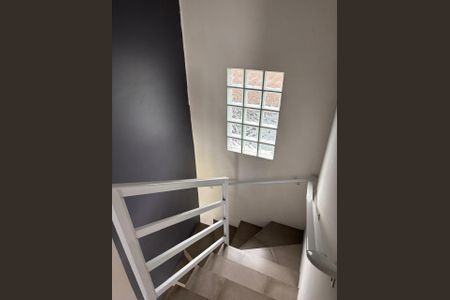 Casa de condomínio para alugar com 93m², 2 quartos e 1 vagaEscada