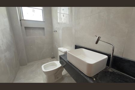 Banheiro da suíte de casa à venda com 3 quartos, 130m² em Novo Santos Dumont, Lagoa Santa