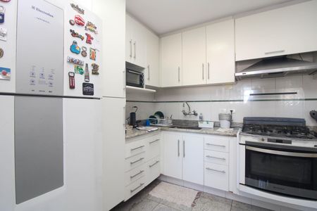 Apartamento à venda com 225m², 5 quartos e 2 vagas Apartamento à venda com 225m², 5 quartos e 2 vagasCozinha