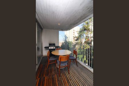 Apartamento à venda com 225m², 5 quartos e 2 vagas Apartamento à venda com 225m², 5 quartos e 2 vagasVaranda