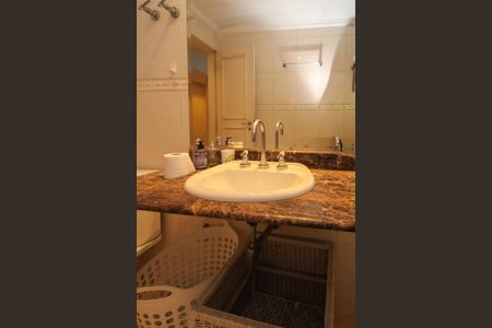 Apartamento à venda com 225m², 5 quartos e 2 vagas Apartamento à venda com 225m², 5 quartos e 2 vagasBanheiro Suíte 1