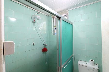 Banheiro de casa à venda com 2 quartos, 360m² em Bom Jesus, Porto Alegre