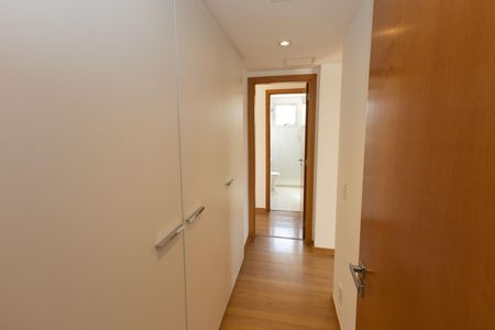 Apartamento à venda com 125m², 3 quartos e 3 vagas Apartamento à venda com 125m², 3 quartos e 3 vagasCorredor para os Quartos