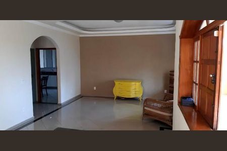 Casa à venda com 7 quartos, 382m² em Ouro Preto, Belo Horizonte