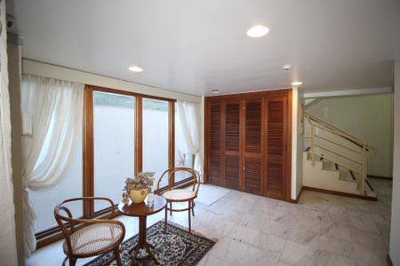 Hall social de apartamento para alugar com 3 quartos, 120m² em Petrópolis, Porto Alegre