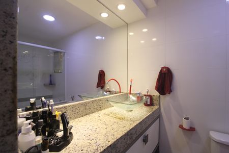 Casa à venda com 424m², 3 quartos e 5 vagasBanheiro da suíte 2