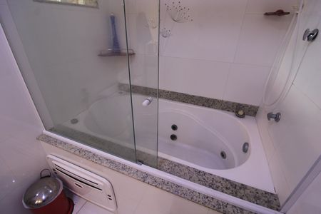 Casa à venda com 424m², 3 quartos e 5 vagasBanheiro da suíte 2
