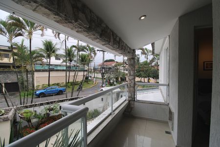 Casa à venda com 424m², 3 quartos e 5 vagasSuíte 1 - Varanda