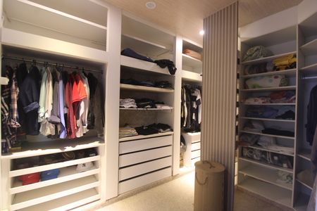 Casa à venda com 424m², 3 quartos e 5 vagasSuíte 2 - Closet