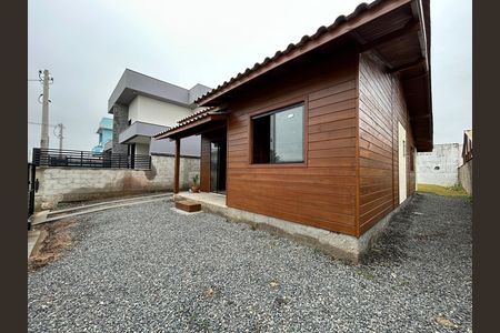 Área externa de casa para alugar com 2 quartos, 70m² em Carianos, Florianópolis