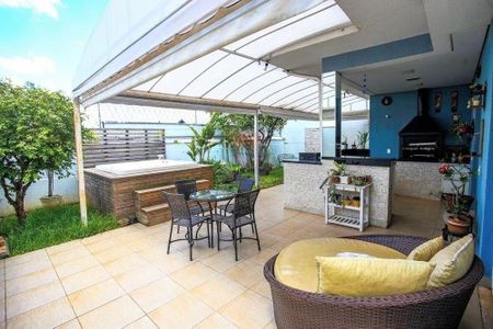 Casa à venda com 233m², 3 quartos e 4 vagas