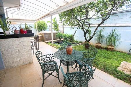 Casa à venda com 233m², 3 quartos e 4 vagas