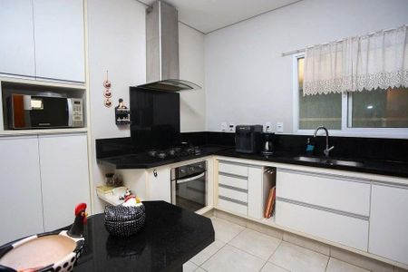 Casa à venda com 233m², 3 quartos e 4 vagas