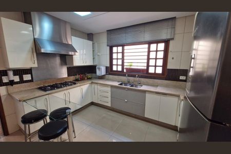 Casa à venda com 3 quartos, 244m² em Vila Augusta, Guarulhos