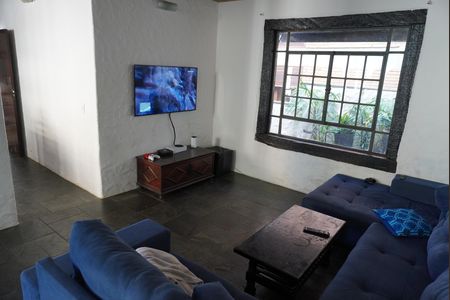 Sala de TV de casa de condomínio à venda com 3 quartos, 500m² em Morada dos Pássaros, Barueri