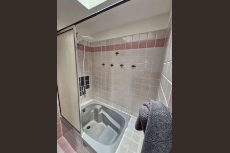 Casa de condomínio à venda com 500m², 3 quartos e 4 vagas Casa de condomínio à venda com 500m², 3 quartos e 4 vagasBanheiro da Suite 2