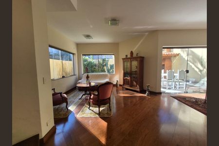 Casa à venda com 243m², 4 quartos e 5 vagas