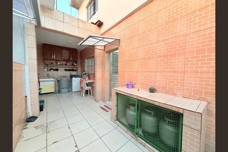 Casa à venda com 260m², 3 quartos e 2 vagas