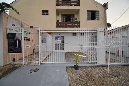 Fachada com placa de casa para alugar com 1 quarto, 20m² em Capão da Imbuia, Pinhais