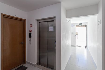 Apartamento à venda com 56m², 2 quartos e 1 vaga Apartamento à venda com 56m², 2 quartos e 1 vagaHall social
