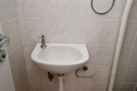 Banheiro dependência de apartamento para alugar com 3 quartos, 75m² em Costa Azul, Salvador