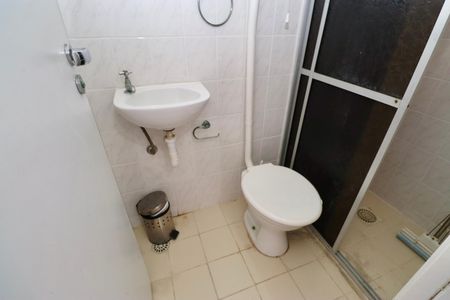 Banheiro dependência de apartamento para alugar com 3 quartos, 75m² em Costa Azul, Salvador