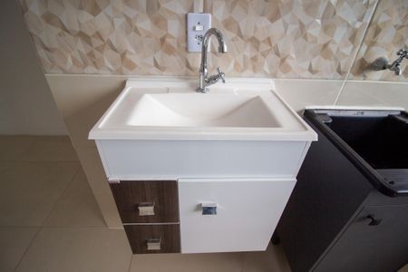 Banheiro de kitnet/studio para alugar com 1 quarto, 30m² em Lopes de Oliveira, Sorocaba