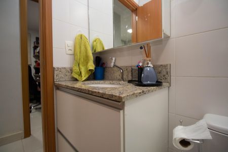 Banheiro Social de apartamento à venda com 3 quartos, 79m² em Qi 29, Brasília