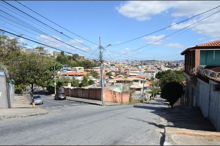 Vista da Rua de casa à venda com 2 quartos, 80m² em Jardim Vitoria, Belo Horizonte
