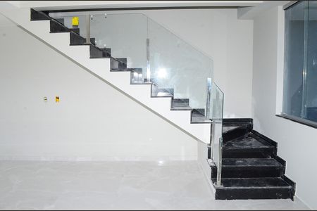 Escada de casa à venda com 2 quartos, 80m² em Jardim Vitoria, Belo Horizonte