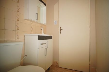 Banheiro Corredor de apartamento para alugar com 2 quartos, 67m² em Agronomia, Porto Alegre