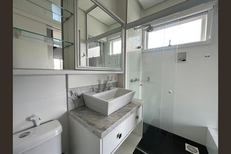 Apartamento para alugar com 68m², 2 quartos e 2 vagasBanheiro suíte 