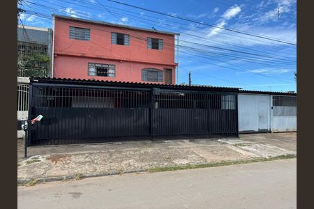 Casa à venda com 320m², 2 quartos e 4 vagas Casa à venda com 320m², 2 quartos e 4 vagasFachada