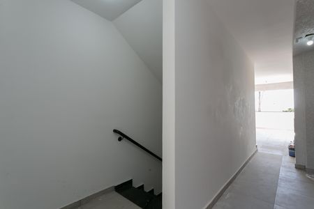 Escada - Entrada  de apartamento para alugar com 2 quartos, 38m² em Parada Xv de Novembro, São Paulo