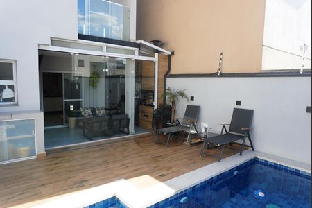 Casa de condomínio à venda com 150m², 3 quartos e 2 vagasPiscina
