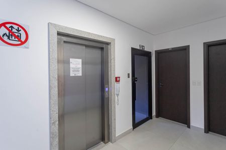 Apartamento à venda com 179m², 3 quartos e 2 vagas Apartamento à venda com 179m², 3 quartos e 2 vagasHall social