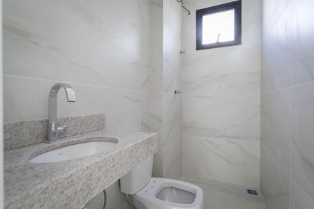 Banheiro social  de apartamento à venda com 3 quartos, 179m² em Cabral, Contagem