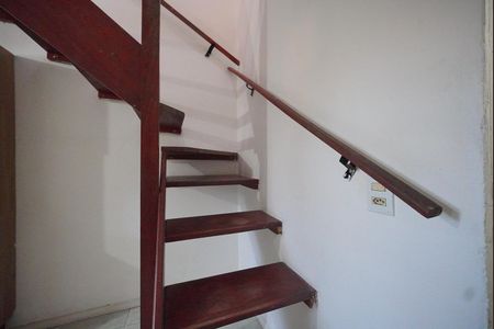 Escada de acesso a cobertura de apartamento para alugar com 1 quarto, 52m² em Ingleses do Rio Vermelho, Florianópolis