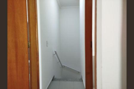 Casa de condomínio para alugar com 146m², 3 quartos e 2 vagas Casa de condomínio para alugar com 146m², 3 quartos e 2 vagasEscada para subsolo garagem