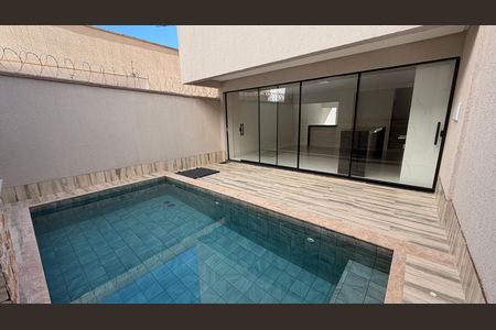 Casa para alugar com 180m², 3 quartos e 3 vagas Casa para alugar com 180m², 3 quartos e 3 vagasPiscina