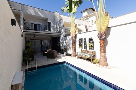 Casa de condomínio à venda com 298m², 4 quartos e 3 vagas Casa de condomínio à venda com 298m², 4 quartos e 3 vagasPiscina