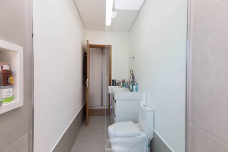 Casa de condomínio à venda com 298m², 4 quartos e 3 vagas Casa de condomínio à venda com 298m², 4 quartos e 3 vagasBanheiro da Suíte 2