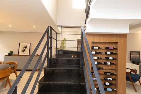 Casa de condomínio à venda com 298m², 4 quartos e 3 vagas Casa de condomínio à venda com 298m², 4 quartos e 3 vagasEscada