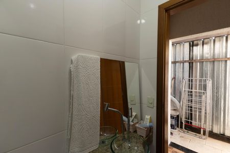 Casa de condomínio à venda com 298m², 4 quartos e 3 vagas Casa de condomínio à venda com 298m², 4 quartos e 3 vagasBanheiro de serviço