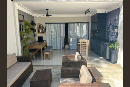 Casa de condomínio à venda com 298m², 4 quartos e 3 vagasÁrea externa