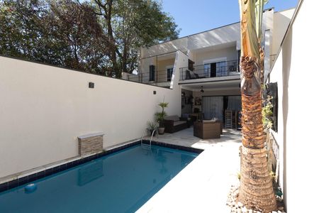 Casa de condomínio à venda com 298m², 4 quartos e 3 vagas Casa de condomínio à venda com 298m², 4 quartos e 3 vagasPiscina