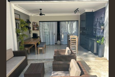Casa de condomínio à venda com 298m², 4 quartos e 3 vagasÁrea externa
