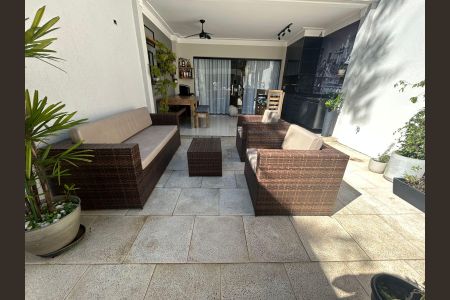 Casa de condomínio à venda com 298m², 4 quartos e 3 vagasÁrea externa