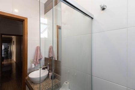 Casa de condomínio à venda com 298m², 4 quartos e 3 vagas Casa de condomínio à venda com 298m², 4 quartos e 3 vagasBanheiro da Suíte 1