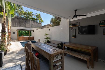 Casa de condomínio à venda com 298m², 4 quartos e 3 vagas Casa de condomínio à venda com 298m², 4 quartos e 3 vagasChurraqueira / Piscina